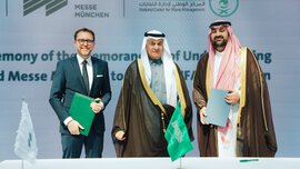 Dr. Abdullah Al Sebaei und Stefan Rummel mit der unterzeichneten Absichtserklärung im
Beisein von Seiner Exzellenz Abdurrahman bin Abdul Mohsen Al-Fadhli