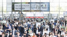 Menschen strömen durch die Drehtüren in die Eingangshalle der IFAT Munich.