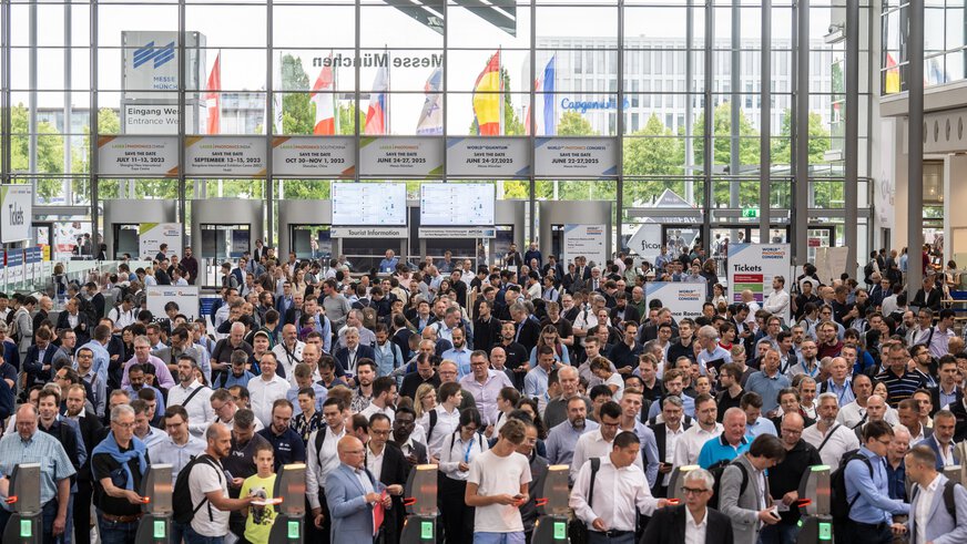 Eine große Menschenmenge versammelt sich vor den Ticketschranken in der Messe Eingangshalle West.